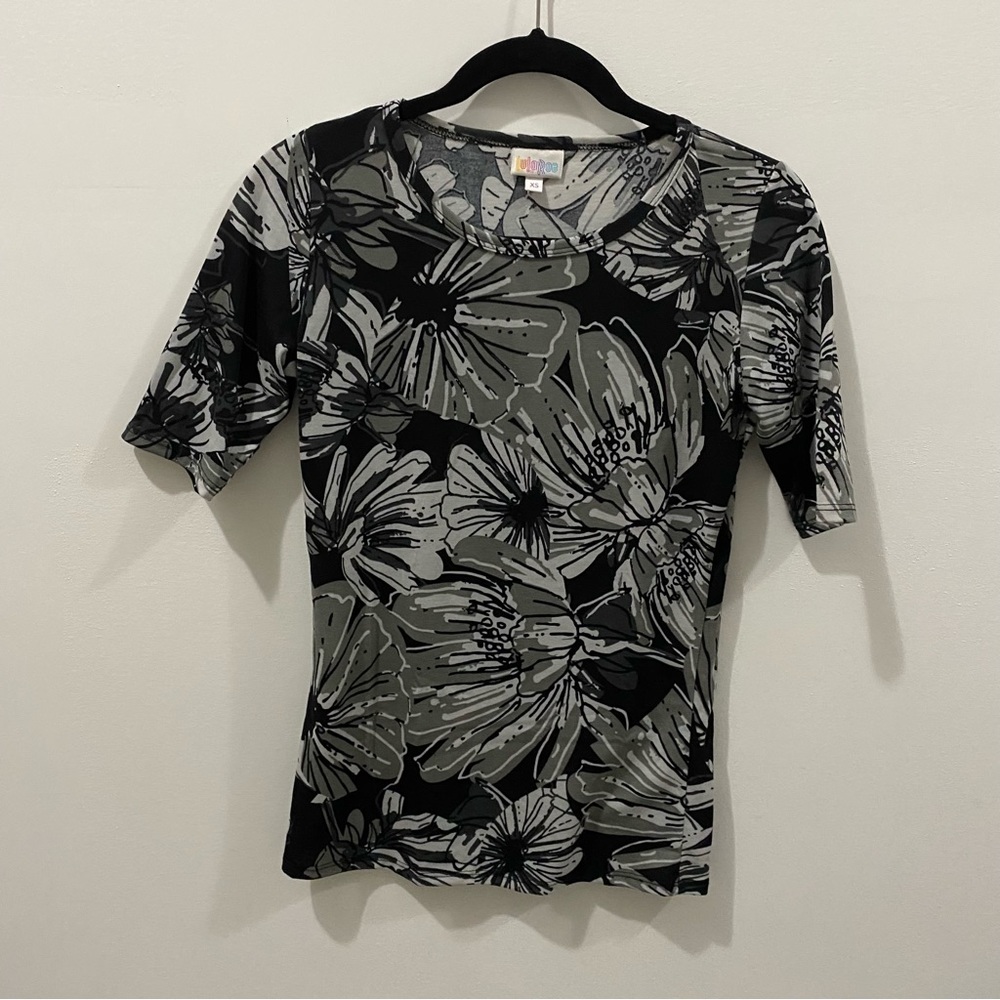 LULAROE GiGi Black Floral T Shirt XS